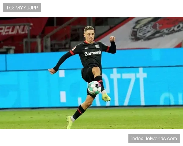 特写：勒沃库森小将维尔茨打入世界波后，奔向场边与主帅阿隆索庆祝